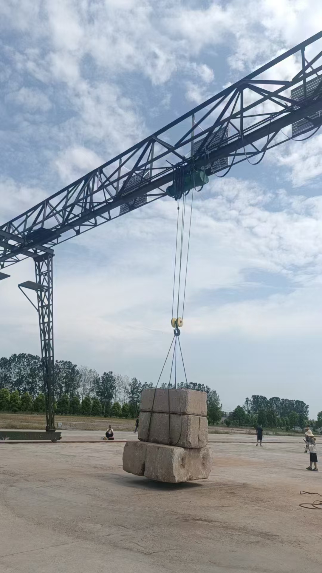 兩臺起重機成功起吊靜載1.25倍，動載運行平穩(wěn)??！