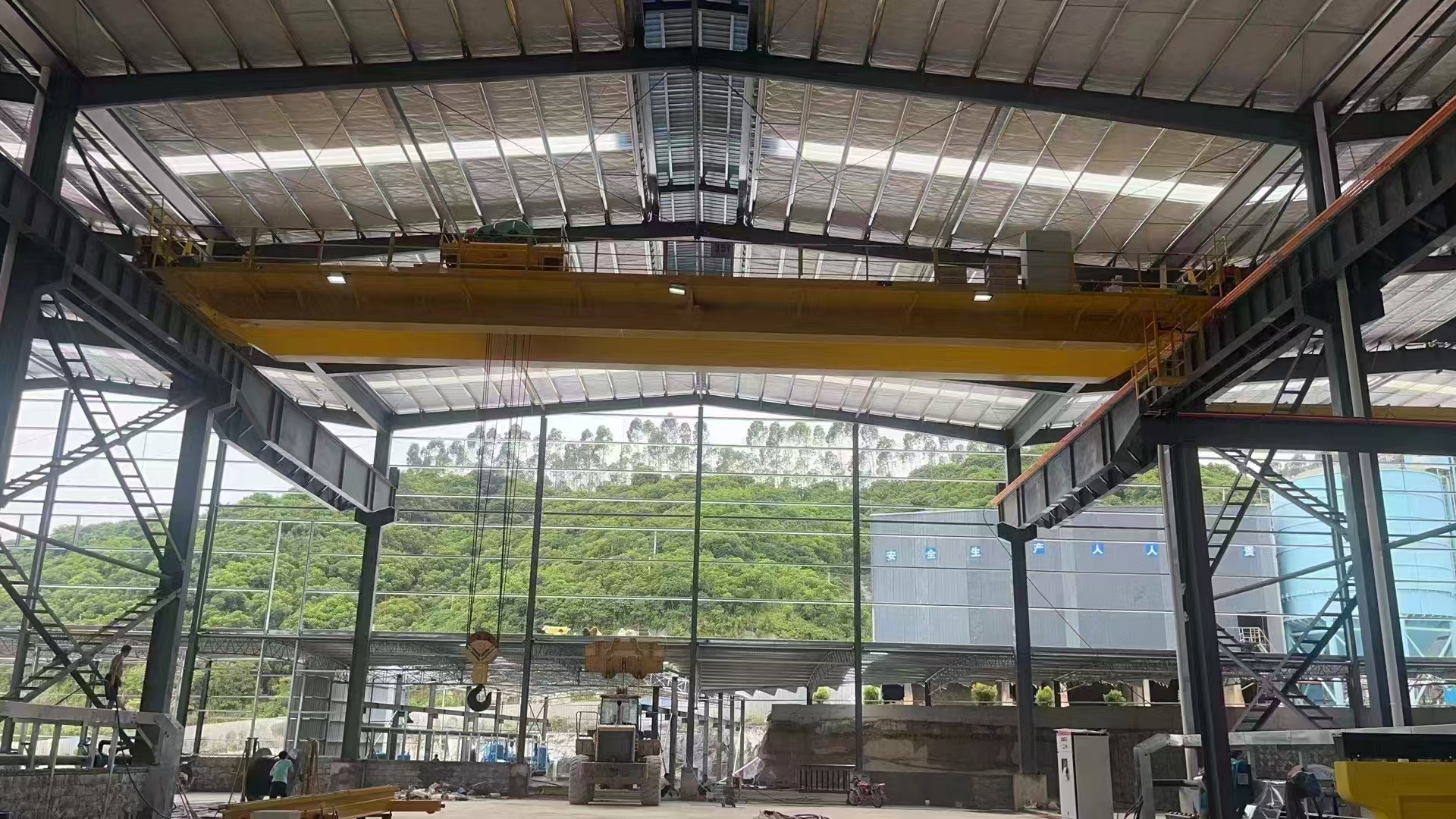 5臺(tái)10噸電動(dòng)葫蘆橋式起重機(jī)，3臺(tái)35噸雙梁廣州項(xiàng)目安裝中