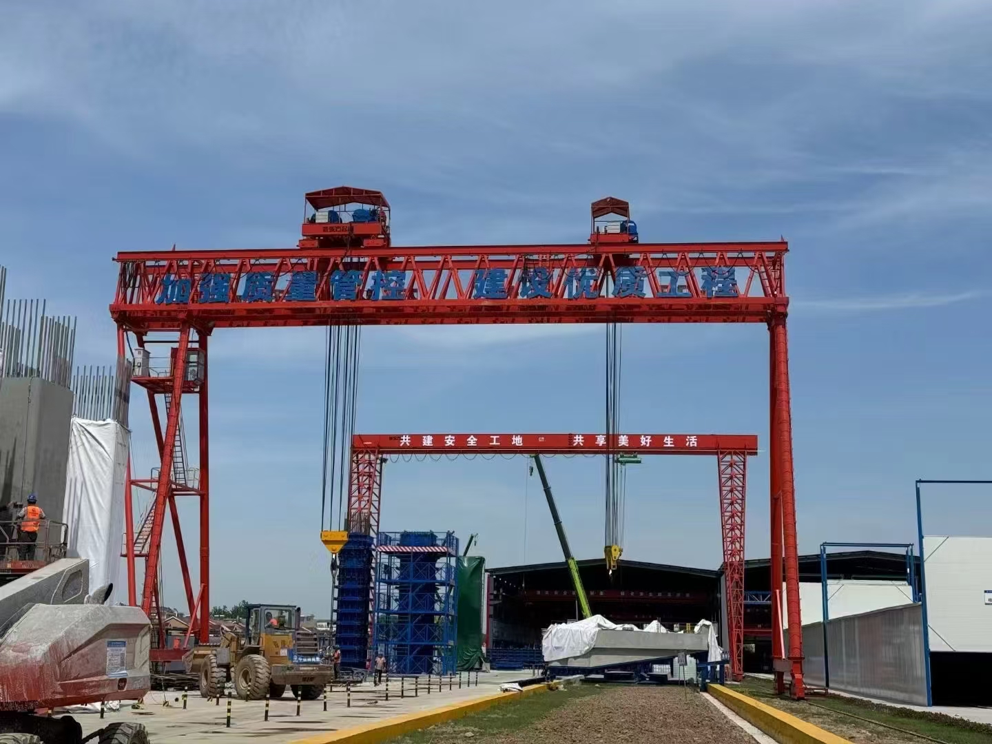 江蘇宿遷工地200+100提梁機，跨度30m高18m，吊墩柱使用，