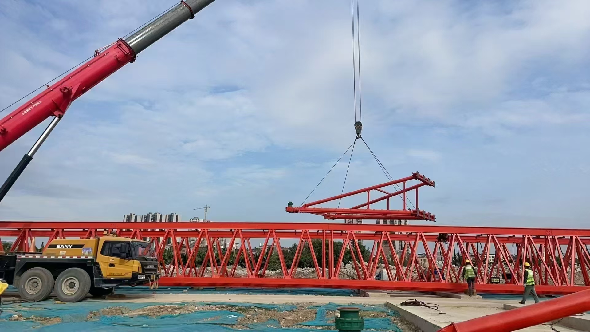 助力中鐵十二局廣深改擴建穗莞段??！M G80t50m大跨度提梁機順利吊裝
