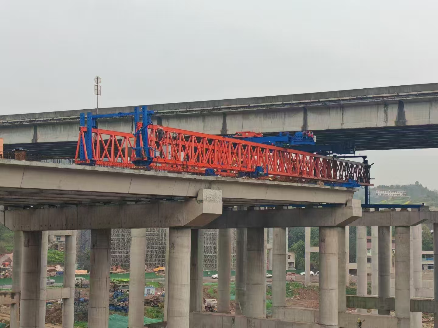 四川宜賓，四川路航元水互通項目新東方起重機集團40/200自平衡架橋機限高5.5米安裝調(diào)試完成